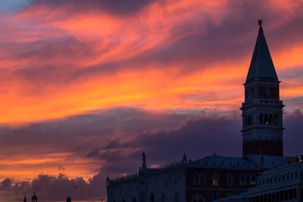 Campanile de São Marcos ao pôr do sol, Veneza — Fotografia de Stock