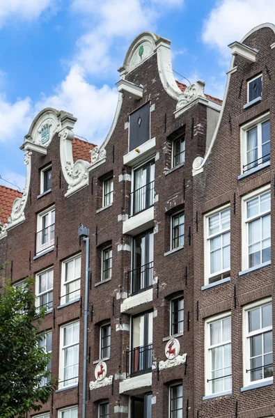 Prédios antigos tradicionais em Amsterdã — Fotografia de Stock