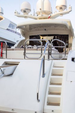 İskelede demirli yat