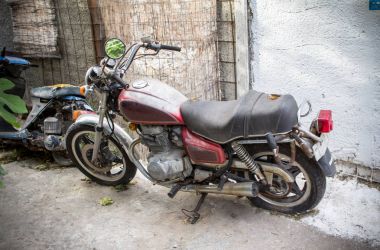 Sal Caddesi üzerinde eski motosiklet