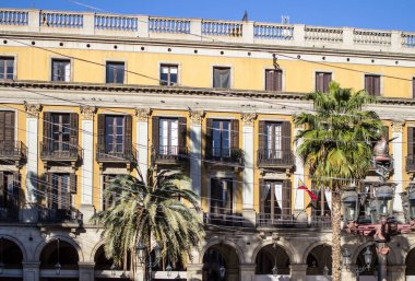 Placa Reial Barcelona tarihi bina