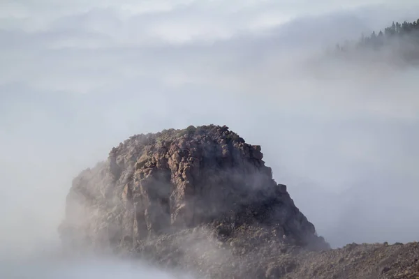 Nuvens nas montanhas — Fotografia de Stock