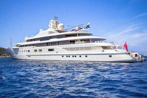 роскошная яхта в море