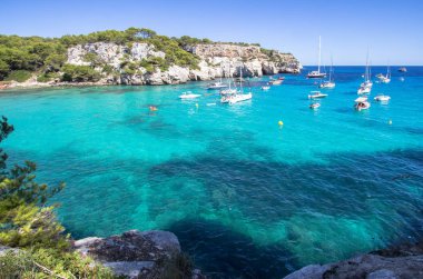 Tekneler ve yatlar Macarella plajda, Menorca, İspanya