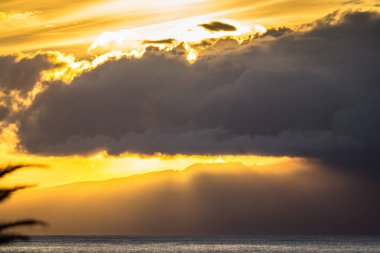 Denizin üzerinde gün batımı 