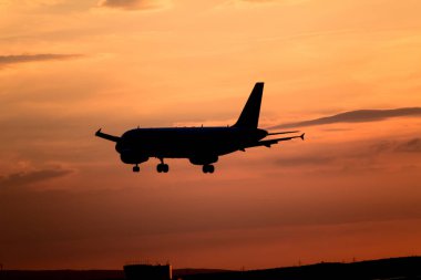 Gün batımında uçak inecek.