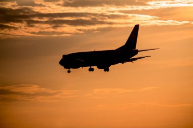 Gün batımında uçak inecek.