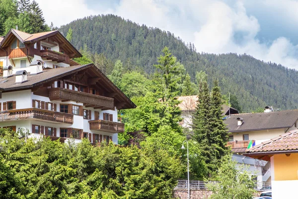 Traditionele alpine Hotel — Stockfoto