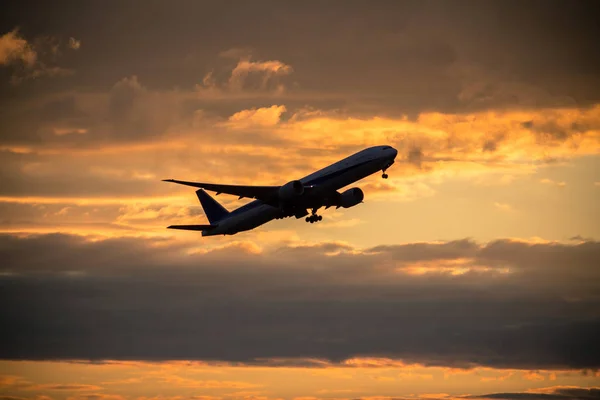 Flugzeug hebt ab — Stockfoto