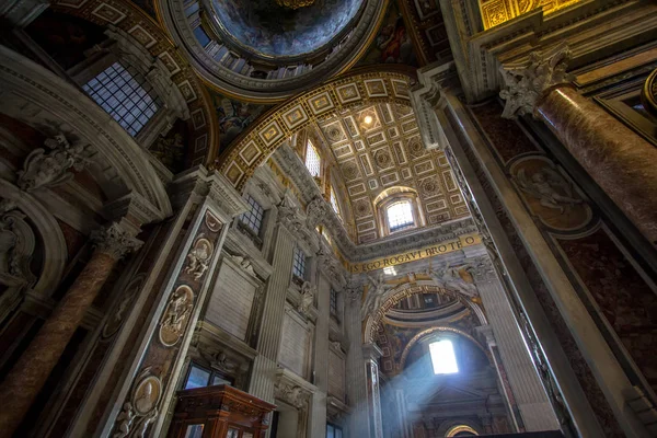 Binnenkant van st. peters basiliek, rome — Stockfoto