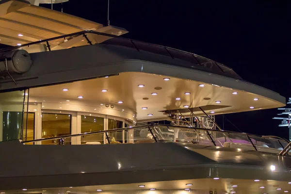 Luksusowy jacht w nocy — Zdjęcie stockowe
