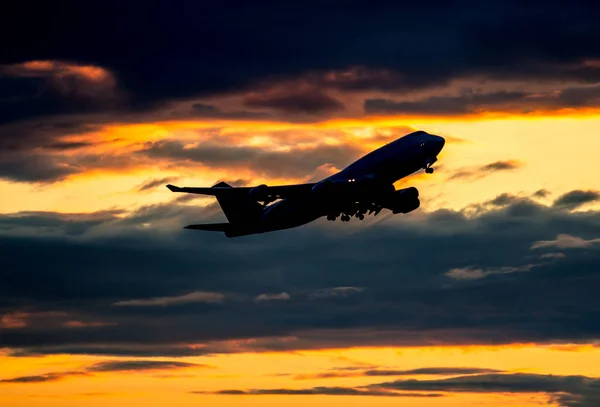 Avión despegando —  Fotos de Stock