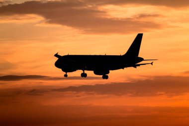 Gün batımında uçak inecek.