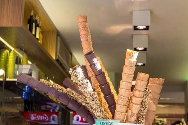 Cones de sorvete de waffle em uma loja — Fotografia de Stock