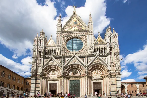 Katedra w Sienie w słoneczny letni dzień, Toskania, Włochy — Zdjęcie stockowe