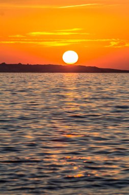 Denizin üzerinde gün batımı