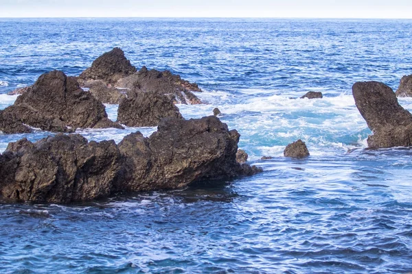 kayalık deniz sahil şeridi