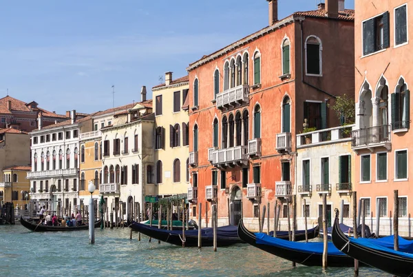 Palacios a lo largo del Gran Canal, Venecia, Italia — Foto de Stock