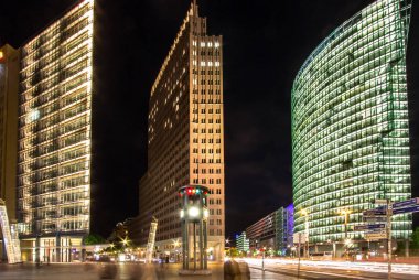 Potzdamer Platz de Berlin gece, Almanya