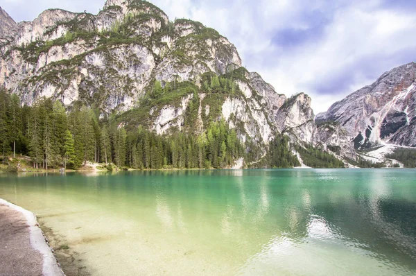 Jezioro Braies w regionie Dolomity, Włochy — Zdjęcie stockowe