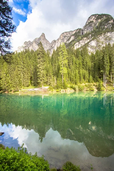 Lago di Braies nelle Dolomiti — Foto Stock
