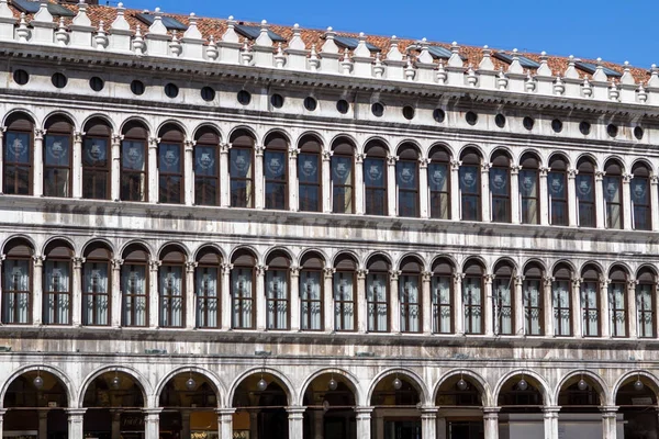 Arcades van de gevel aan de Piazza San Marco in Venetië, Italië — Stockfoto