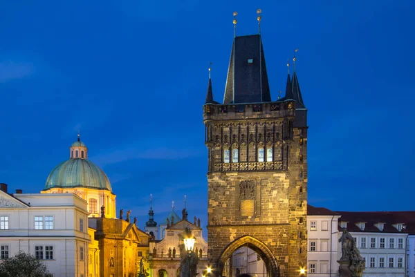 Charlène-Brücke-Turmarchitektur im Zwielicht — Stockfoto