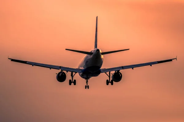 Atterraggio aereo al tramonto — Foto Stock