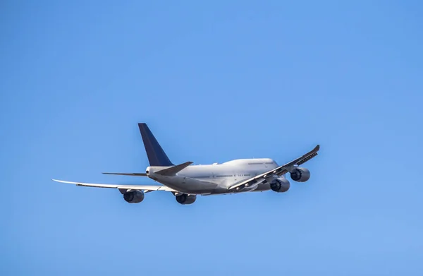 Avión de pasajeros despegando — Foto de Stock