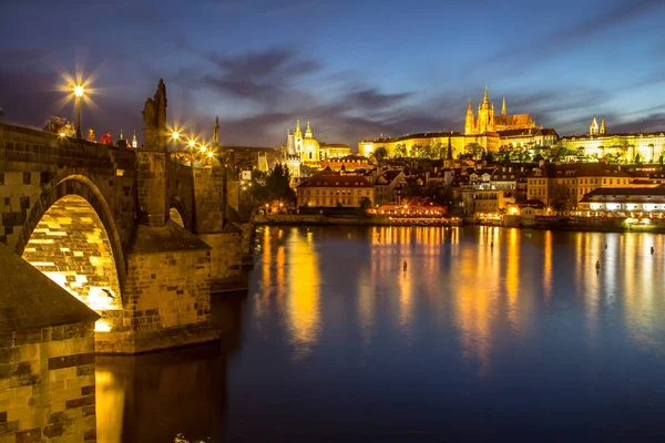 Castle and St. Vitus cathedral in Prague at night, Czech Republic — Stock Photo, Image