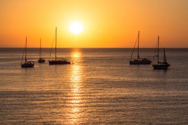 gün batımında Yelkenliler