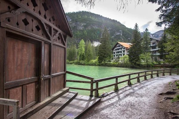 Готель на озері Braies в регіоні Доломітові Альпи, Італія — стокове фото