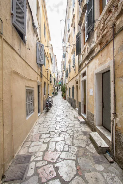 Ulička ve městě Korfu, Řecko — Stock fotografie
