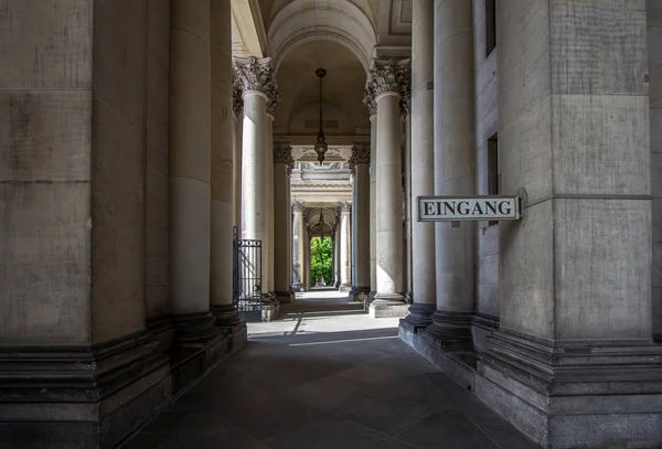 Välvda ingången till Berlin Cathedral Tyskland — Stockfoto