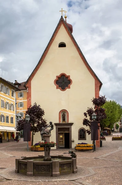 Iglesia de San Antonio en Ortisei, Trentino, Italia —  Fotos de Stock