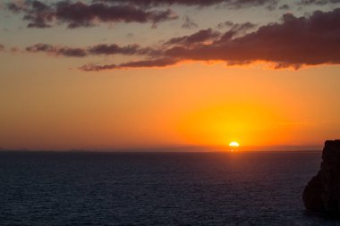 Denizin üzerinde gün batımı