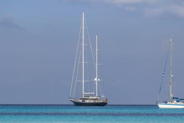 Bir iki direği gemi denizde