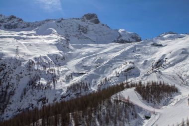 Bir Saas-Fee İsviçre dağlarında kayak pistlerine