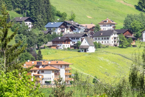 Malowniczej alpejskiej wioski — Zdjęcie stockowe