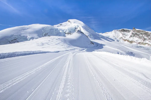 Ski Tracks in een Zwitserse bergen in Saas-Fee — Stockfoto