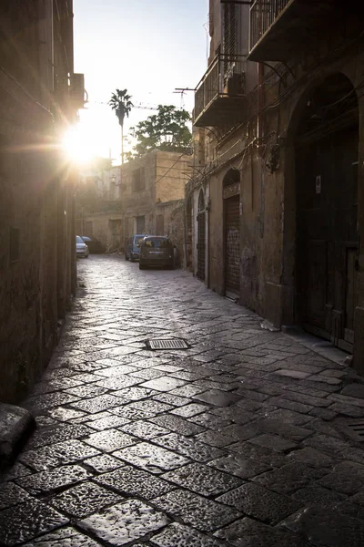 Узкая улица в Палермо, Италия — стоковое фото