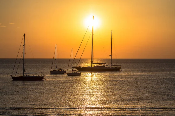 Günbatımında yatlar