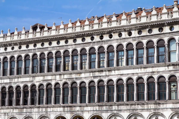 Аркады фасада на площади Сан-Марко в Венеции, Италия — стоковое фото
