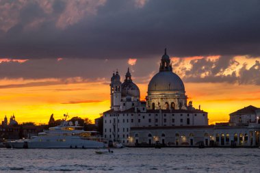Bazilika Santa Maria della salute gün batımında, Venedik