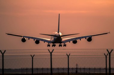 Gün batımında uçak inecek.