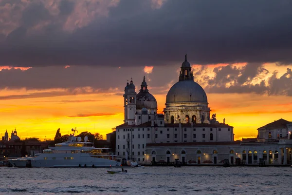 Basilica Santa Maria della salute at sunset, Venecia — Foto de Stock