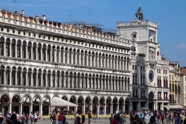 Arkádami průčelí na náměstí Piazza San Marco v Benátkách — Stock fotografie