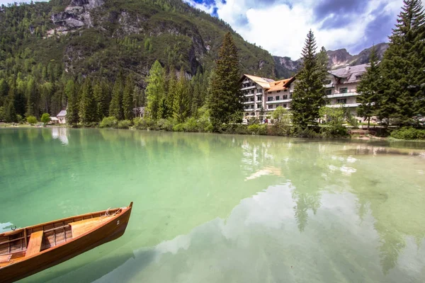 Csónakok, Braies tó, Dolomitok, Olaszország — Stock Fotó