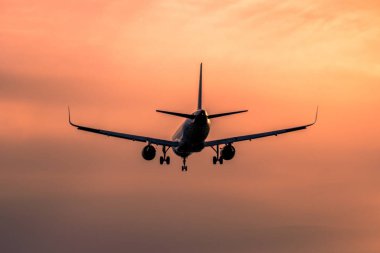 Gün batımında uçak inecek.