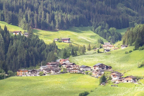 Idylliska alpby — Stockfoto